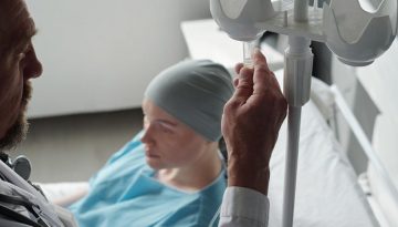 &Tau;έ&sigma;&sigma;&epsilon;&rho;&alpha; &chi;&rho;ό&nu;&iota;&alpha; &chi;&eta;&mu;&epsilon;&iota;&omicron;&theta;&epsilon;&rho;&alpha;&pi;&epsilon;ί&alpha;&sigmaf; &chi;&omega;&rho;ί&sigmaf; &kappa;&alpha;&rho;&kappa;ί&nu;&omicron;: M&epsilon;&gamma;ά&lambda;&eta; &alpha;&pi;&omicron;&zeta;&eta;&mu;ί&omega;&sigma;&eta; &sigma;&epsilon; &alpha;&sigma;&theta;&epsilon;&nu;ή &sigma;&tau;&eta;&nu; &Pi;ί&zeta;&alpha; &tau;&eta;&sigmaf; &Iota;&tau;&alpha;&lambda;ί&alpha;&sigmaf;