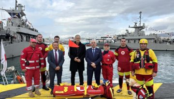 &Theta;&epsilon;&omicron;&phi;ά&nu;&epsilon;&iota;&alpha; &sigma;&tau;&omicron;&nu; &Pi;&epsilon;&iota;&rho;&alpha;&iota;ά: &Mu;&epsilon; &rho;&omicron;&mu;&pi;ό&tau;-&delta;&iota;&alpha;&sigma;ώ&sigma;&tau;&eta; &kappa;&alpha;&iota; &tau;&eta;&nu; &laquo;Ή&rho;&alpha;&raquo; &omicron; &Epsilon;&lambda;&lambda;&eta;&nu;&iota;&kappa;ό&sigmaf; &Epsilon;&rho;&upsilon;&theta;&rho;ό&sigmaf; &Sigma;&tau;&alpha;&upsilon;&rho;ό&sigmaf;