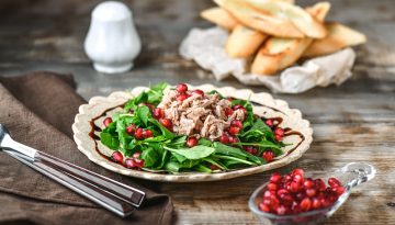 Τονοσαλάτα με καστανό ρύζι, ρόδι και σταφίδα