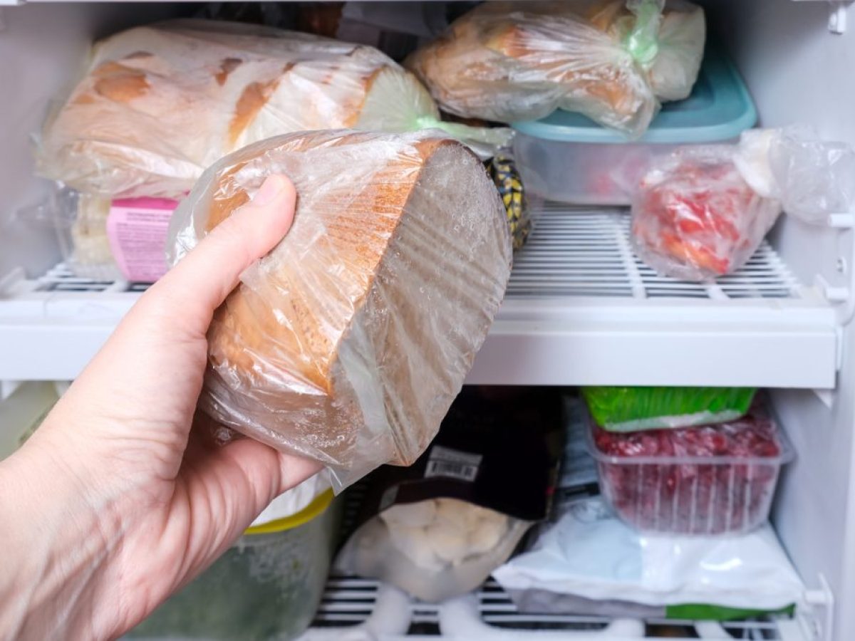 Βάλτε το ψωμί στην κατάψυξη: Το κόλπο που μπορεί να το κάνει πιο «υγιεινό»