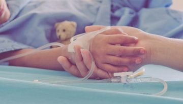 &Beta;ό&lambda;&omicron;&sigmaf;: &Sigma;&epsilon; &kappa;&alpha;&lambda;ύ&tau;&epsilon;&rho;&eta; &kappa;&alpha;&tau;ά&sigma;&tau;&alpha;&sigma;&eta; &tau;&omicron; 3&chi;&rho;&omicron;&nu;&omicron; &pi;&alpha;&iota;&delta;ί &pi;&omicron;&upsilon; &upsilon;&pi;έ&sigma;&tau;&eta; &epsilon;&gamma;&kappa;&epsilon;&phi;&alpha;&lambda;ί&tau;&iota;&delta;&alpha; &lambda;ό&gamma;&omega; &gamma;&rho;ί&pi;&eta;&sigmaf;