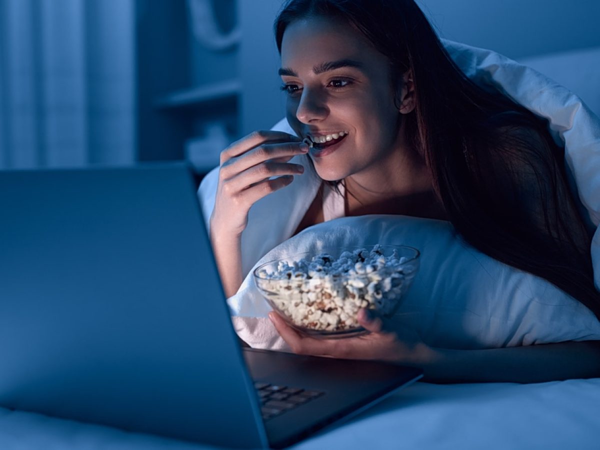 Βραδινή λιγούρα: Γιατί σε πιάνει πριν κοιμηθείς;