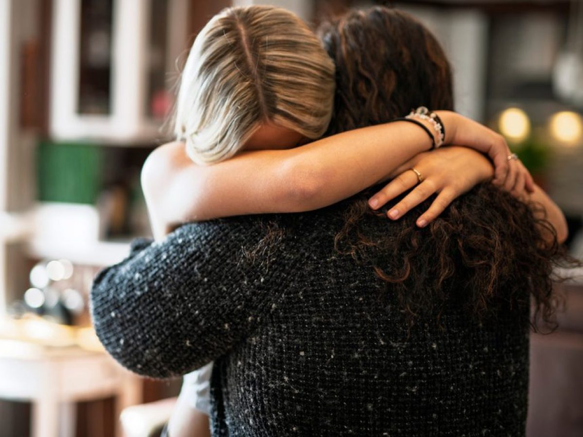 Αγκαλιά: Η σωματική επαφή που ρυθμίζει το στρες και ενισχύει την ανθρώπινη σύνδεση  – «Το πρωταρχικό σύστημα ασφάλειας του οργανισμού»