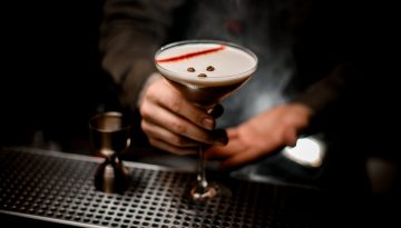 Αλκοόλ μέσα στον καφέ: Μόδα ή επικίνδυνος συνδυασμός;