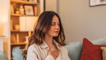 3 ασκήσεις αναπνοής για να «ρίξεις» τα επίπεδα κορτιζόλης και να μειώσεις το στρες