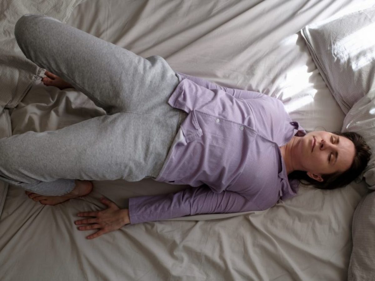 3 γρήγορες διατάσεις για να κάνετε στο κρεβάτι και να ξεκινήσει καλά η μέρα σας πριν καν σηκωθείτε