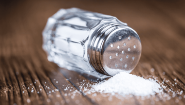 4 σημάδια που μαρτυρούν ότι πρέπει να ελαττώσεις το αλάτι