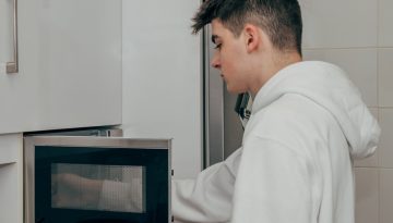 9 τροφές που δεν πρέπει ποτέ να ξαναζεσταίνετε στο φούρνο μικροκυμάτων