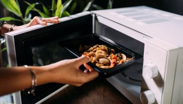 Greenpeace: «Μην ζεσταίνετε τα έτοιμα γεύματα στις πλαστικές συσκευασίες τους»