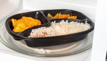 Greenpeace: Το ζέσταμα των έτοιμων γευμάτων στα μικροκύματα απελευθερώνει εκατοντάδες χιλιάδες μικροπλαστικά