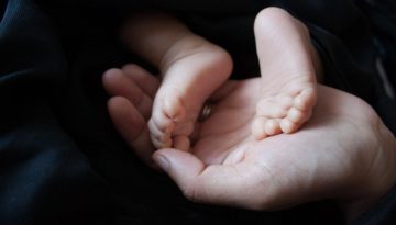 RSV: &Omicron;&iota; &delta;ύ&omicron; &tau;&rho;ό&pi;&omicron;&iota; &gamma;&iota;&alpha; &nu;&alpha; &pi;&rho;&omicron;&sigma;&tau;&alpha;&tau;&epsilon;ύ&sigma;&omicron;&upsilon;&mu;&epsilon; &tau;&alpha; &beta;&rho;έ&phi;&eta;