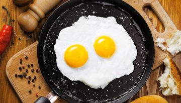 Αυγά και χοληστερόλη: Ό,τι ξέραμε για τη σχέση τους, είναι λάθος λένε τώρα οι γιατροί