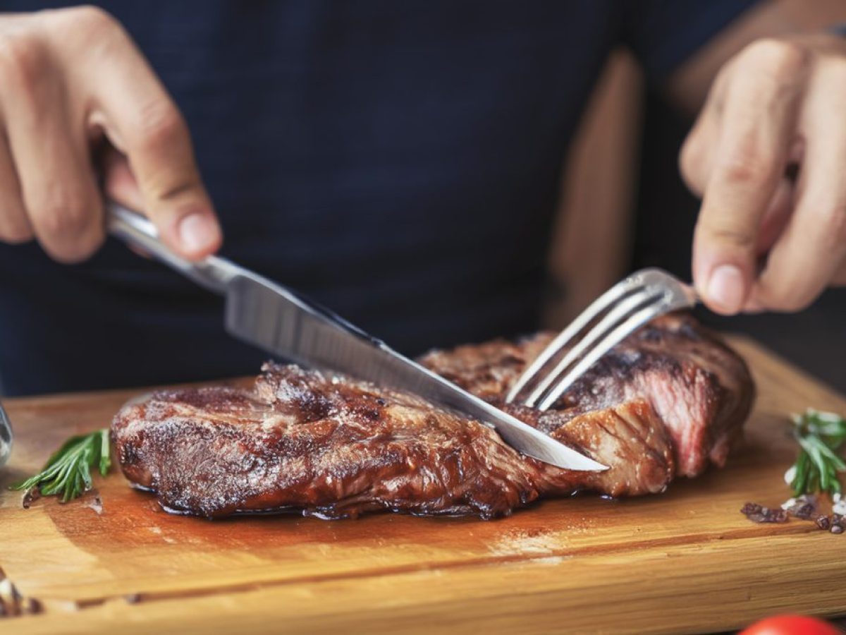 Χοιρινό, κοτόπουλο ή βοδινό: Μια διατροφολόγος εξηγεί ποιο είναι το πιο υγιεινό κρέας