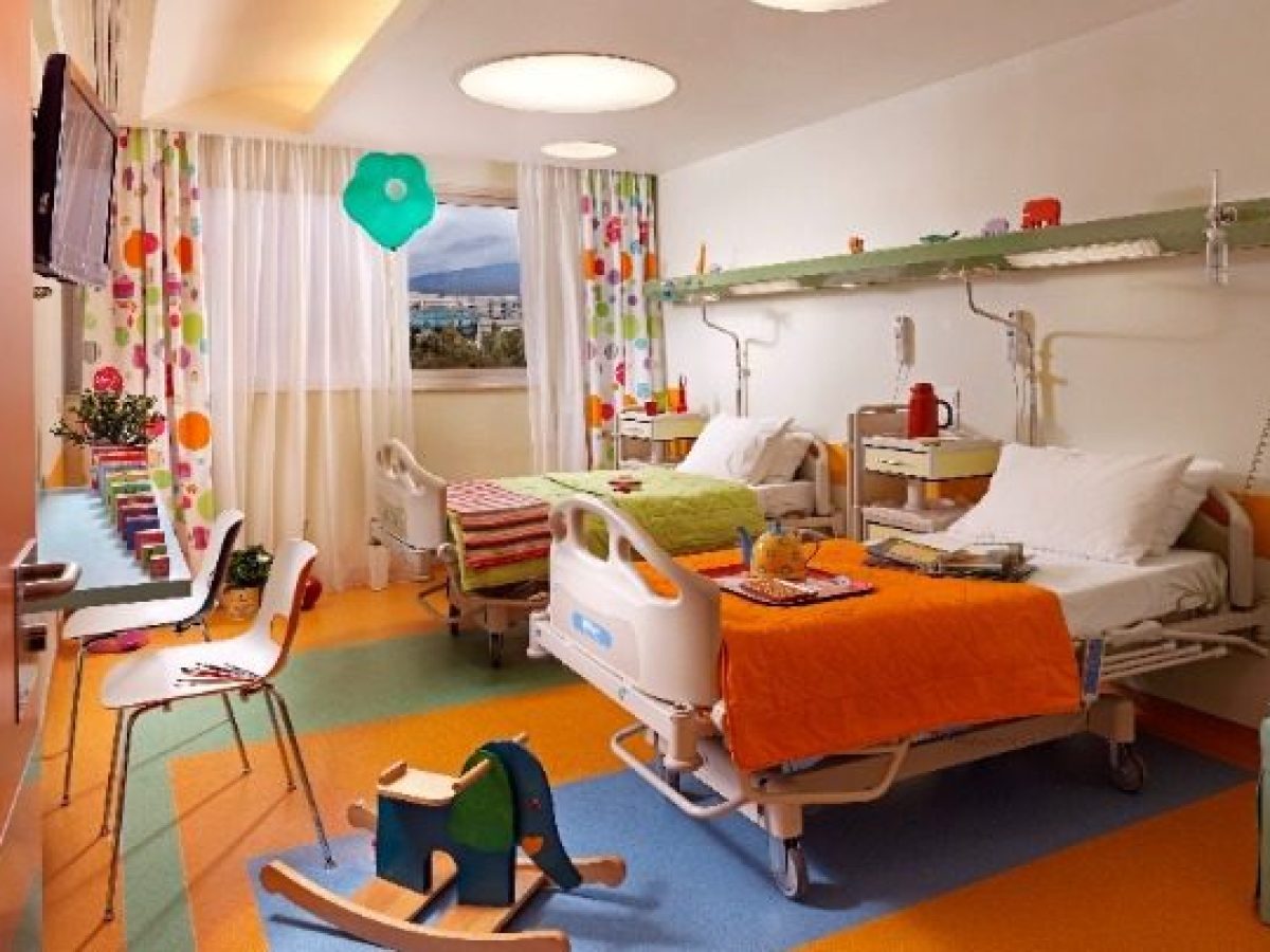 Διασωληνωμένο στη ΜΕΘ το κοριτσάκι που έπεσε σε συντριβάνι στην Καλλιθέα: Στον εισαγγελέα οι γονείς