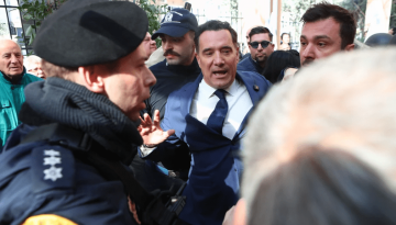 &Delta;&eta;&mu;&omicron;&gamma;&lambda;ί&delta;&omicron;&upsilon;: Ή&theta;&epsilon;&lambda;&alpha;&nu; &nu;&alpha; &delta;&omicron;&upsilon;&nu; &epsilon;&iota;&kappa;ό&nu;&epsilon;&sigmaf; &nu;&alpha; &alpha;&nu;&omicron;ί&gamma;&omicron;&upsilon;&nu; &tau;&omicron; &kappa;&epsilon;&phi;ά&lambda;&iota; &tau;&omicron;&upsilon; &upsilon;&pi;&omicron;&upsilon;&rho;&gamma;&omicron;ύ &sigma;&tau;&alpha; &epsilon;&pi;&epsilon;&iota;&sigma;ό&delta;&iota;&alpha;
