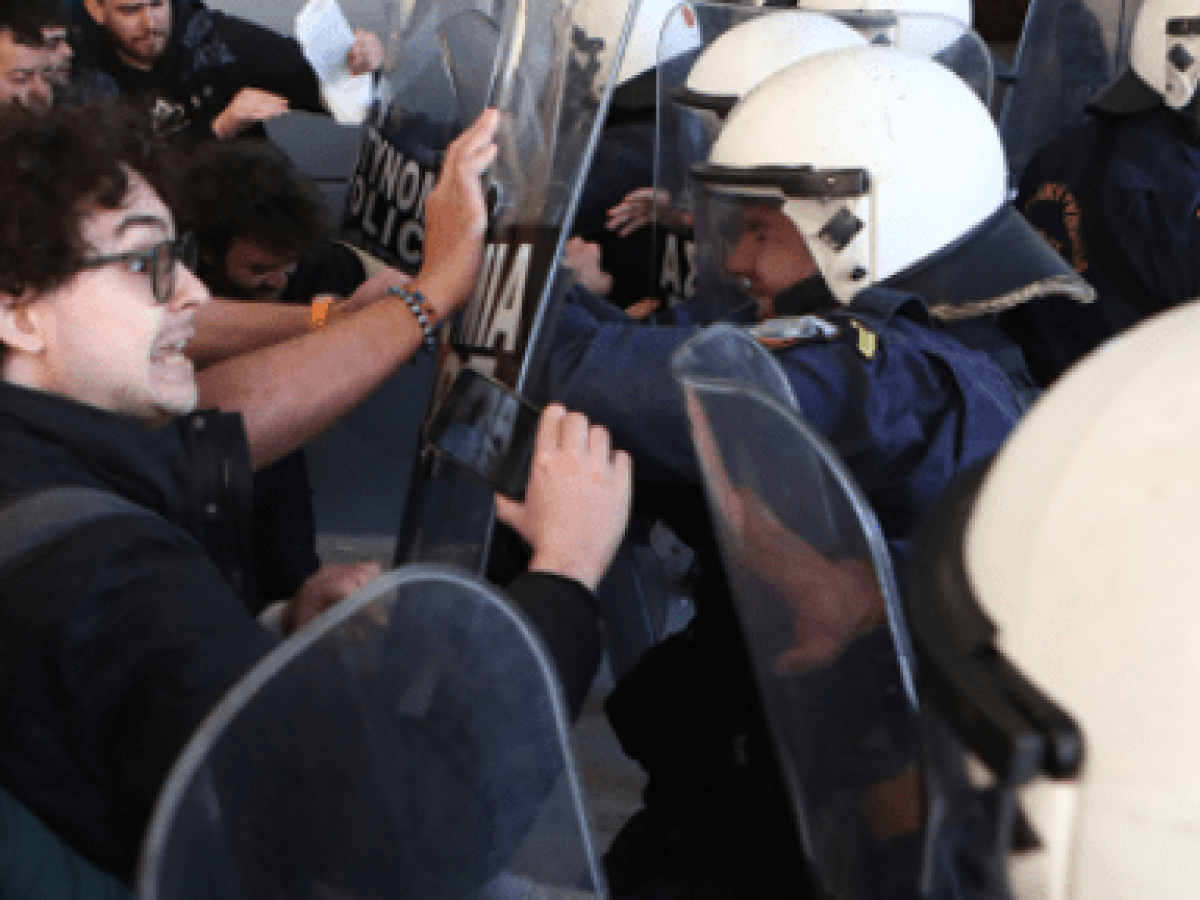 Δύο τραυματίες γιατροί και σύλληψη γιατρού μετά τα επεισόδια στο Νίκαιας – Με χειροπέδες στο ΤΕΠ