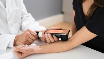 &Epsilon;&mu;&beta;ό&lambda;&iota;&omicron; mRNA &kappa;&alpha;&iota; &alpha;&nu;&omicron;&sigma;&omicron;&theta;&epsilon;&rho;&alpha;&pi;&epsilon;ί&alpha; &mu;&epsilon;&iota;ώ&nu;&omicron;&upsilon;&nu; &sigma;&eta;&mu;&alpha;&nu;&tau;&iota;&kappa;ά &tau;&eta;&nu; &upsilon;&pi;&omicron;&tau;&rho;&omicron;&pi;ή &tau;&omicron;&upsilon; &mu;&epsilon;&lambda;&alpha;&nu;ώ&mu;&alpha;&tau;&omicron;&sigmaf;