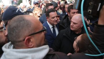 &Gamma;&epsilon;&omega;&rho;&gamma;&iota;ά&delta;&eta;&sigmaf;: &laquo;&Delta;&epsilon;&nu; &epsilon;ί&mu;&alpha;&iota; &omicron; &theta;ύ&tau;&eta;&sigmaf; &alpha;&lambda;&lambda;ά &tau;&omicron; &theta;ύ&mu;&alpha; &tau;&eta;&sigmaf; &beta;ί&alpha;&sigmaf; &sigma;&tau;&omicron; &nu;&omicron;&sigma;&omicron;&kappa;&omicron;&mu;&epsilon;ί&omicron; &Nu;ί&kappa;&alpha;&iota;&alpha;&sigmaf; &ndash; &Delta;&epsilon;ί&tau;&epsilon; ό&lambda;&omicron; &tau;&omicron; &beta;ί&nu;&tau;&epsilon;&omicron;&raquo;