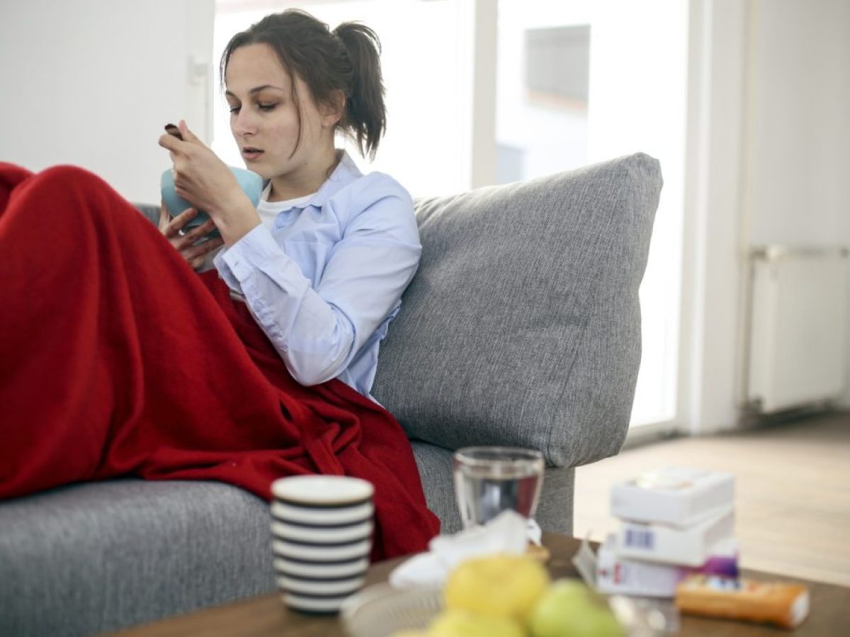 Γρίπη: Ποια είναι τα καλύτερα τρόφιμα για να την αντιμετωπίσετε και ποια σας επιβαρύνουν
