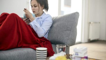 Γρίπη: Ποια είναι τα καλύτερα τρόφιμα για να την αντιμετωπίσετε και ποια σας επιβαρύνουν