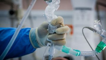 &Gamma;&rho;ί&pi;&eta;: &Sigma;&tau;&eta; &Mu;&Epsilon;&Theta; &delta;ύ&omicron; &pi;&alpha;&iota;&delta;&iota;ά &mu;&epsilon; &beta;&alpha;&rho;&iota;ά &sigma;&upsilon;&mu;&pi;&tau;ώ&mu;&alpha;&tau;&alpha; &ndash; &laquo;&Omicron;&iota; &epsilon;&pi;&omicron;&chi;&iota;&kappa;έ&sigmaf; &iota;ώ&sigma;&epsilon;&iota;&sigmaf; &delta;&epsilon;&nu; &tau;&epsilon;&lambda;&epsilon;ί&omega;&sigma;&alpha;&nu;&raquo; &lambda;έ&epsilon;&iota; &eta; &Pi;&Omicron;&Epsilon;&Delta;&Eta;&Nu;
