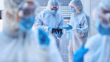 &Eta; &alpha;&rho;&nu;&eta;&tau;&iota;&kappa;ή &epsilon;&pi;ί&delta;&rho;&alpha;&sigma;&eta; &tau;&eta;&sigmaf; &pi;&alpha;&nu;&delta;&eta;&mu;ί&alpha;&sigmaf; COVID-19 &sigma;&tau;&eta;&nu; &epsilon;&pi;&iota;&beta;ί&omega;&sigma;&eta; &alpha;&sigma;&theta;&epsilon;&nu;ώ&nu; &mu;&epsilon; &kappa;&alpha;&rho;&kappa;ί&nu;&omicron;