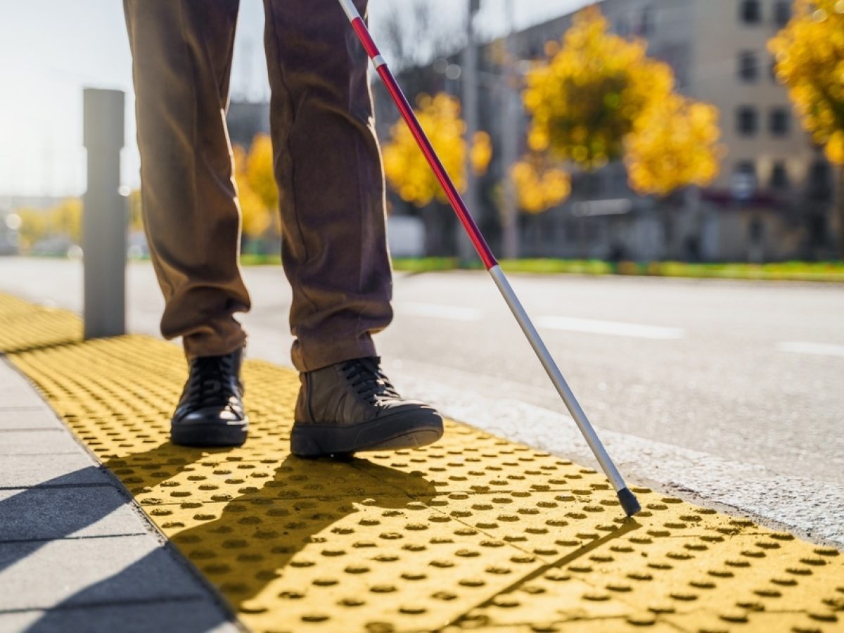 Η Βουλή χρηματοδοτεί την κατασκευή 300 λευκών μπαστουνιών από τα εργαστήρια του Φάρου Τυφλών Ελλάδος