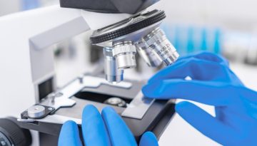 Υγρή βιοψία: Η Ελληνίδα ερευνήτρια που αναπτύσσει νέες μεθόδους ανίχνευσης βιοδεικτών για τον καρκίνο