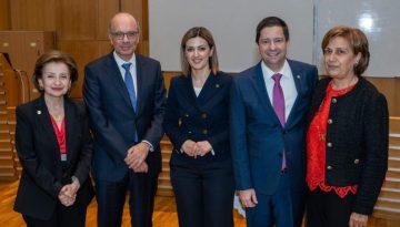 &Epsilon;&iota;&rho;ή&nu;&eta; &Alpha;&gamma;&alpha;&pi;&eta;&delta;ά&kappa;&eta;: &Beta;&rho;ά&beta;&epsilon;&upsilon;&sigma;&eta; &alpha;&pi;ό &tau;&eta; &Sigma;&chi;&omicron;&lambda;ή &Epsilon;&pi;&iota;&sigma;&tau;&eta;&mu;ώ&nu; &Upsilon;&gamma;&epsilon;ί&alpha;&sigmaf; &tau;&omicron;&upsilon; &Pi;&alpha;&nu;&epsilon;&pi;&iota;&sigma;&tau;&eta;&mu;ί&omicron;&upsilon; &Alpha;&theta;&eta;&nu;ώ&nu;