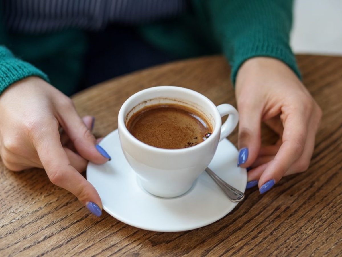 Καφές και τσάι μας προστατεύουν από την άνοια: Ποια είναι η ιδανική ποσότητα