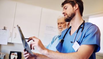 &Kappa;&alpha;&rho;&kappa;ί&nu;&omicron;&sigmaf; &pi;&rho;&omicron;&sigma;&tau;ά&tau;&eta;: &Pi;ώ&sigmaf; &eta; &epsilon;&xi;έ&tau;&alpha;&sigma;&eta; PSMA PET/CT &kappa;&alpha;&theta;&omicron;&delta;&eta;&gamma;&epsilon;ί &tau;&eta; &theta;&epsilon;&rho;&alpha;&pi;&epsilon;ί&alpha;
