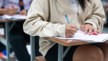 &Kappa;&alpha;&tau;ά&theta;&lambda;&iota;&psi;&eta; &sigma;&tau;&omicron;&upsilon;&sigmaf; &nu;έ&omicron;&upsilon;&sigmaf;: &Pi;ώ&sigmaf; &sigma;&upsilon;&nu;&delta;έ&epsilon;&tau;&alpha;&iota; &mu;&epsilon; &tau;&omicron; &sigma;&tau;&rho;&epsilon;&sigmaf; &gamma;&iota;&alpha; &tau;&alpha; &mu;&alpha;&theta;ή&mu;&alpha;&tau;&alpha; &sigma;&tau;&omicron; &Lambda;ύ&kappa;&epsilon;&iota;&omicron;