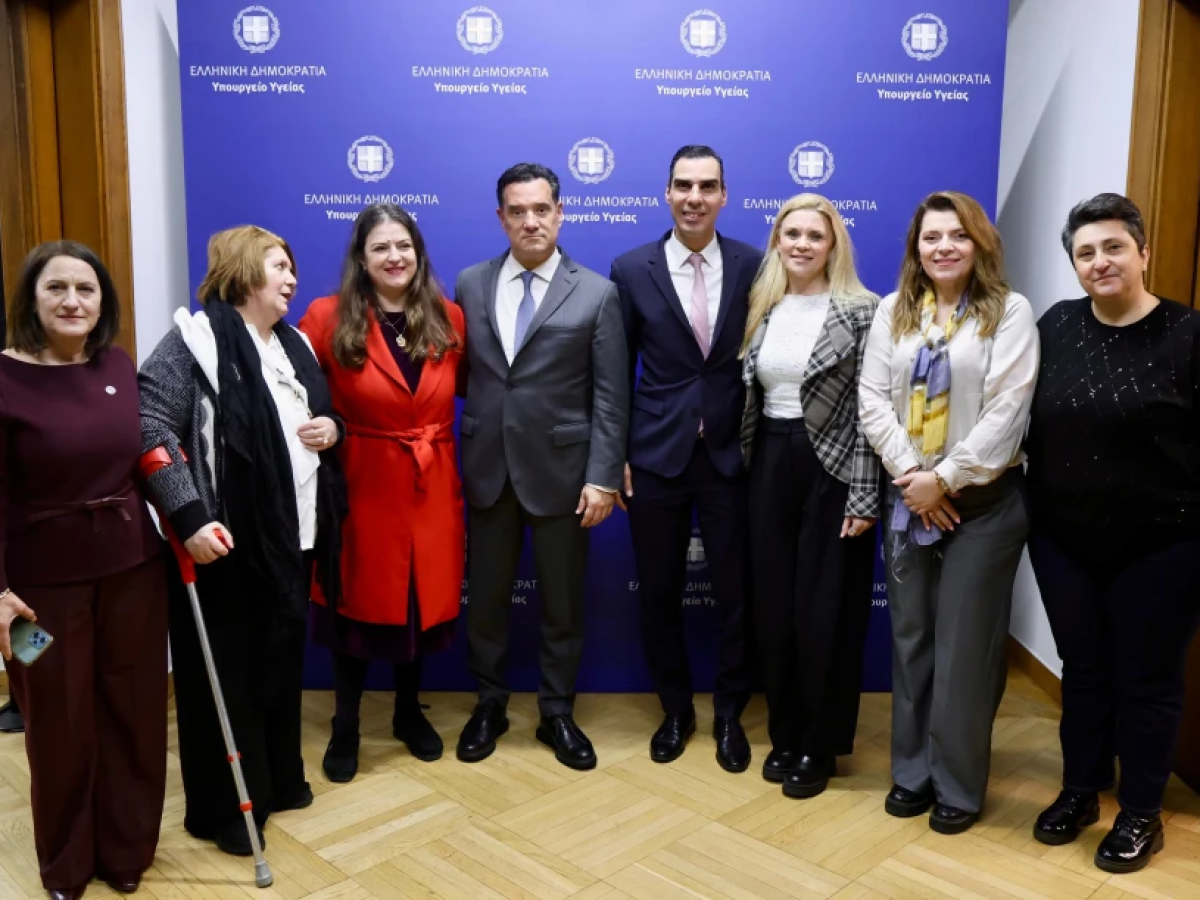 Μαίες και μαιευτές: Διαβεβαιώσεις Γεωργιάδη για τα δικαιώματα του κλάδου