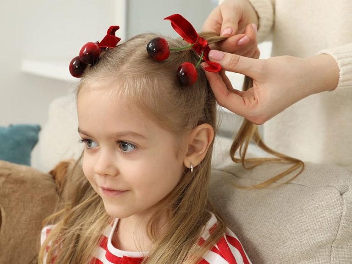 Μικρές λεπτομέρειες, μεγάλοι κίνδυνοι: Γιατί αποφεύγουμε λαστιχάκια και κοκκαλάκια στα μικρά παιδιά