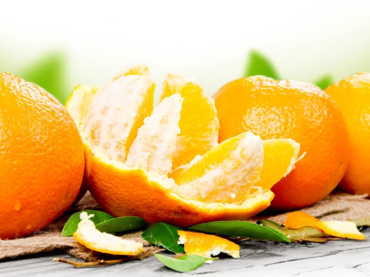 Μην πετάτε τις λευκές σπογγώδεις ίνες όταν καθαρίζετε πορτοκάλι – Δείτε τι προσφέρουν