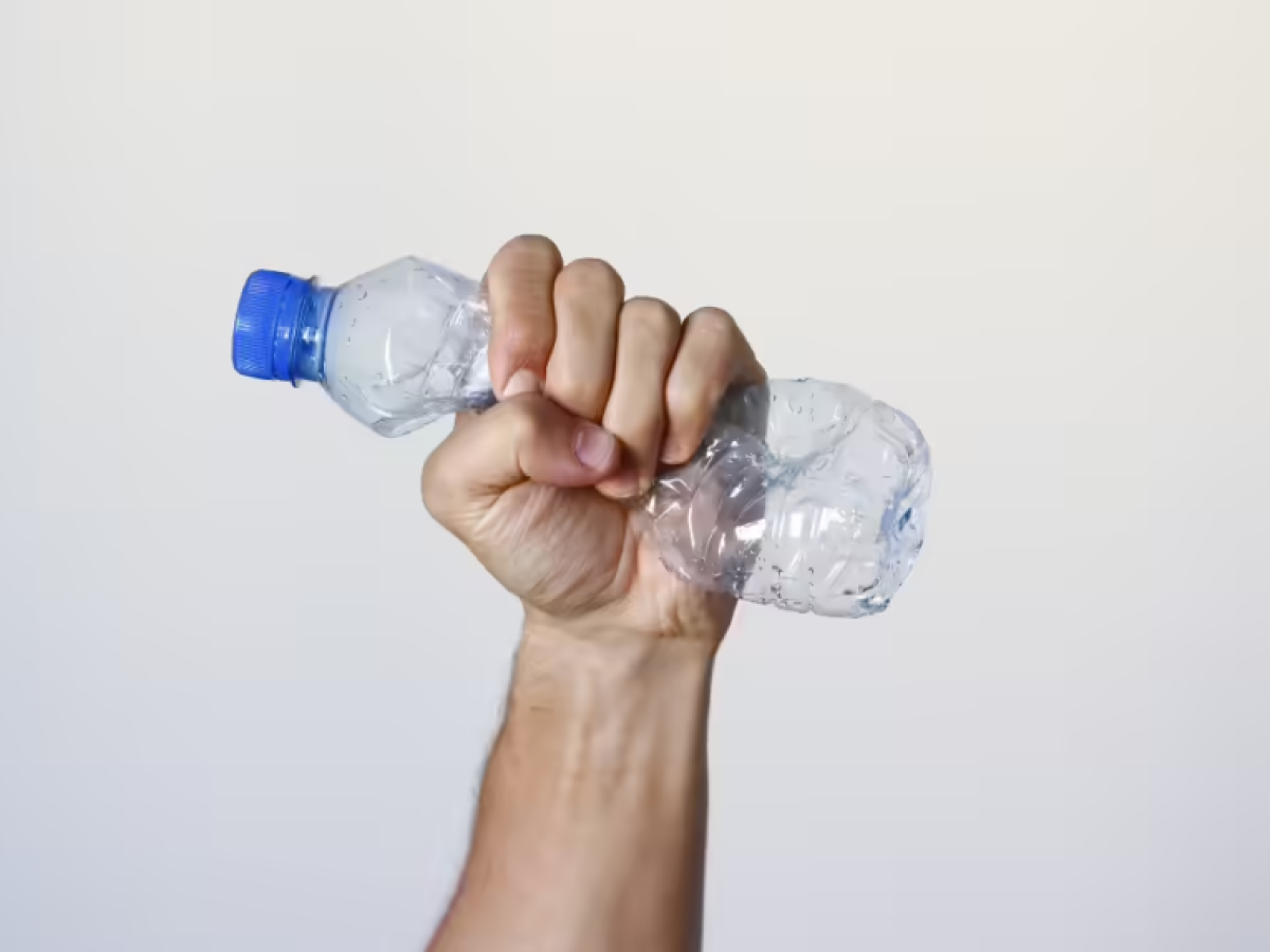 Νερό: Πόσο επικίνδυνα είναι τα πλαστικά μπουκάλια;