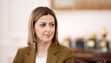 &Omicron; &gamma;&iota;&alpha;&tau;&rho;ό&sigmaf; &sigma;&tau;&eta;&nu; &pi;ό&rho;&tau;&alpha; &tau;&omicron;&upsilon; &pi;&omicron;&lambda;ί&tau;&eta; &ndash; 3.000 &omega;&phi;&epsilon;&lambda;&omicron;ύ&mu;&epsilon;&nu;&omicron;&iota; &kappa;&alpha;&iota; 21 &kappa;&rho;ί&sigma;&iota;&mu;&epsilon;&sigmaf; &delta;&iota;&alpha;&kappa;&omicron;&mu;&iota;&delta;έ&sigmaf; &tau;&omicron; &delta;ί&mu;&eta;&nu;&omicron; &Nu;&omicron;&epsilon;&mu;&beta;&rho;ί&omicron;&upsilon;&nbsp;