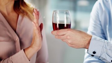 Περισσότερο αλκοόλ, μεγαλύτερος κίνδυνος: Τι δείχνουν τα δεδομένα για τον καρκίνο του παχέος εντέρου