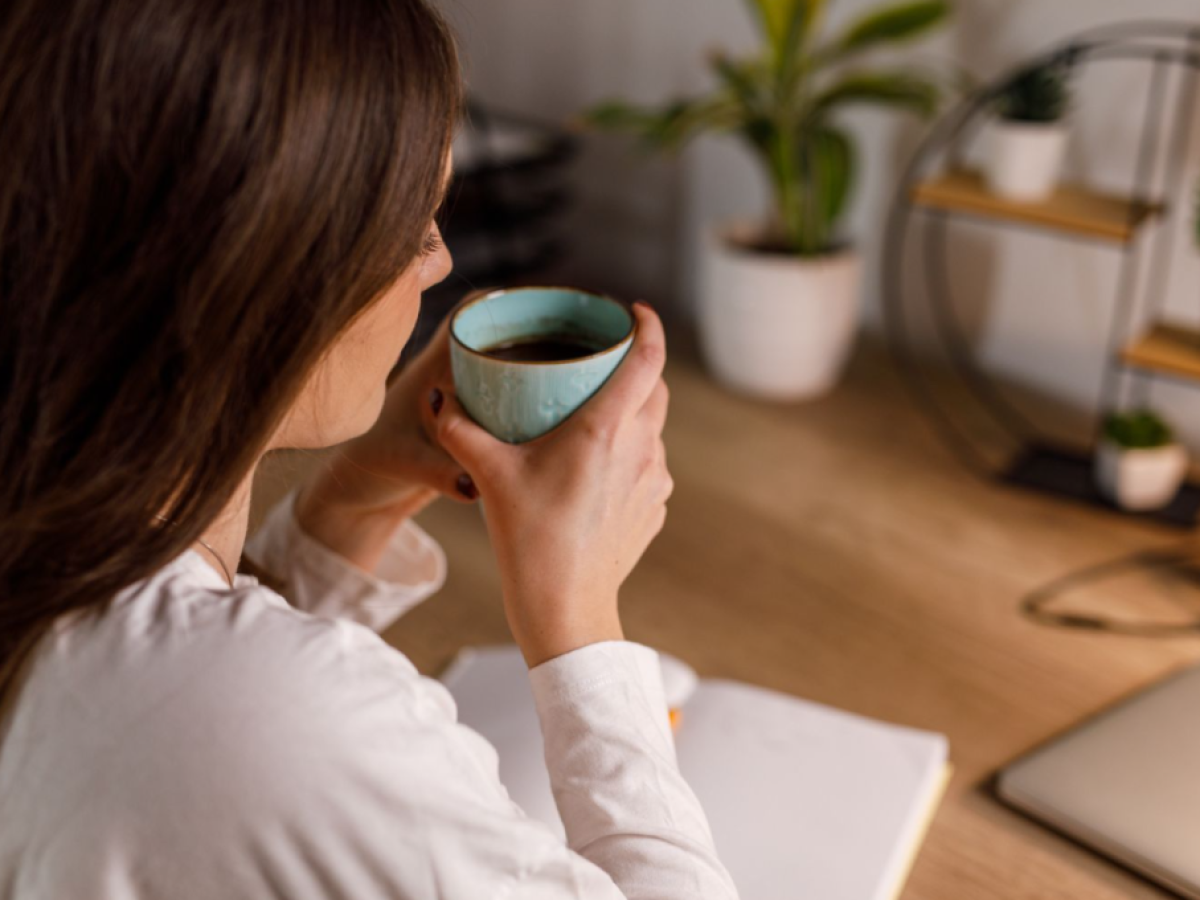 Περπάτημα ή καφές: Ποιο από τα δυο πρέπει να επιλέξεις για να αυξήσεις την ενέργειά σου;