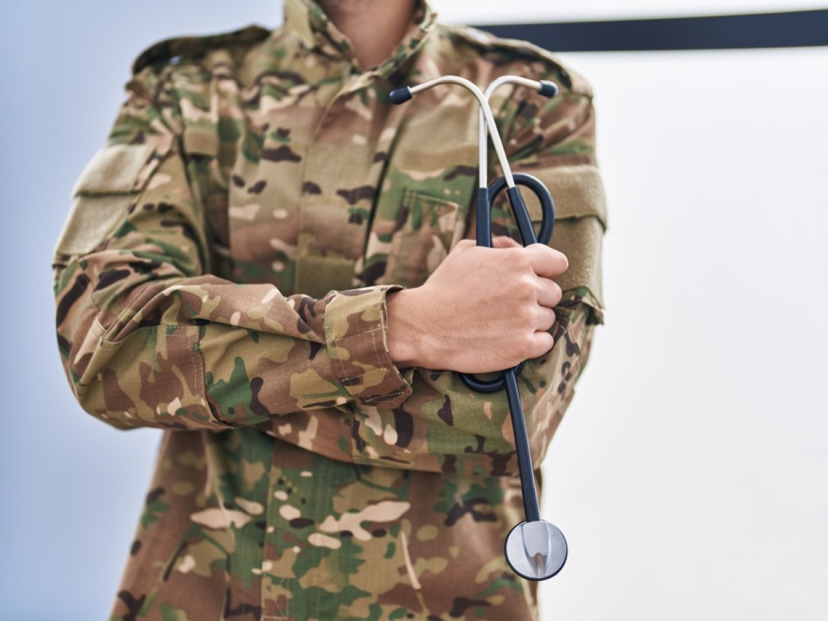 ΠΙΣ: Οι νέες ρυθμίσεις για την αναβολή στράτευσης πλήττουν τους νέους γιατρούς