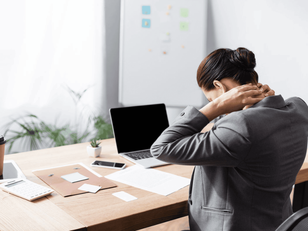 Πόνος στον αυχένα: Μήπως πάσχετε από tech neck;