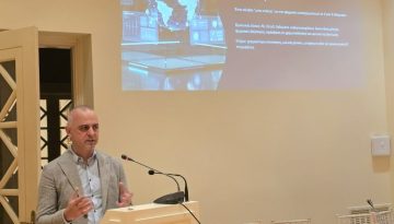 &Psi;&eta;&phi;&iota;&alpha;&kappa;ή &Upsilon;&gamma;&epsilon;ί&alpha; &sigma;&tau;&eta;&nu; &Epsilon;&lambda;&lambda;ά&delta;&alpha;: &Omicron;&iota; &pi;&rho;&omicron;&kappa;&lambda;ή&sigma;&epsilon;&iota;&sigmaf; &tau;&omicron;&upsilon; &mu;&epsilon;&tau;&alpha;&sigma;&chi;&eta;&mu;&alpha;&tau;&iota;&sigma;&mu;&omicron;ύ &kappa;&alpha;&iota; &omicron;&iota; &lambda;ύ&sigma;&epsilon;&iota;&sigmaf;