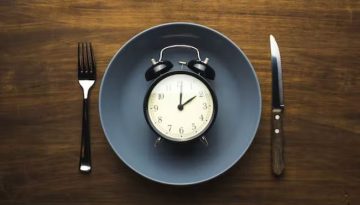 Σταματήστε να τρώτε 3 ώρες πριν τον ύπνο και βελτιώστε την υγεία της καρδιάς σας