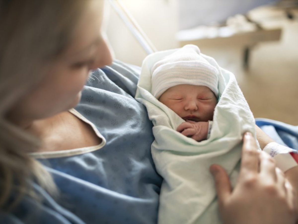 Τα νεογέννητα μωρά έχουν συχνά ανθεκτικά βακτήρια, δείχνει νέα μελέτη – Γιατί ανησυχούν οι ειδικοί