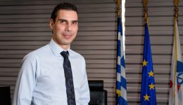 themistokleous-echoume-petichi-60-miosi