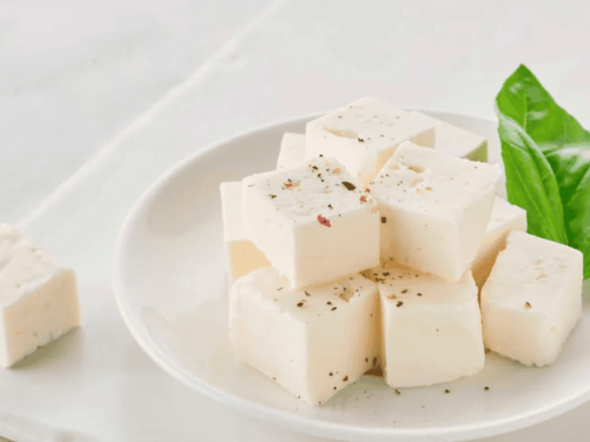 Τι θα κερδίσετε αν τρώτε φέτα; Τα 4 οφέλη για την υγεία σας