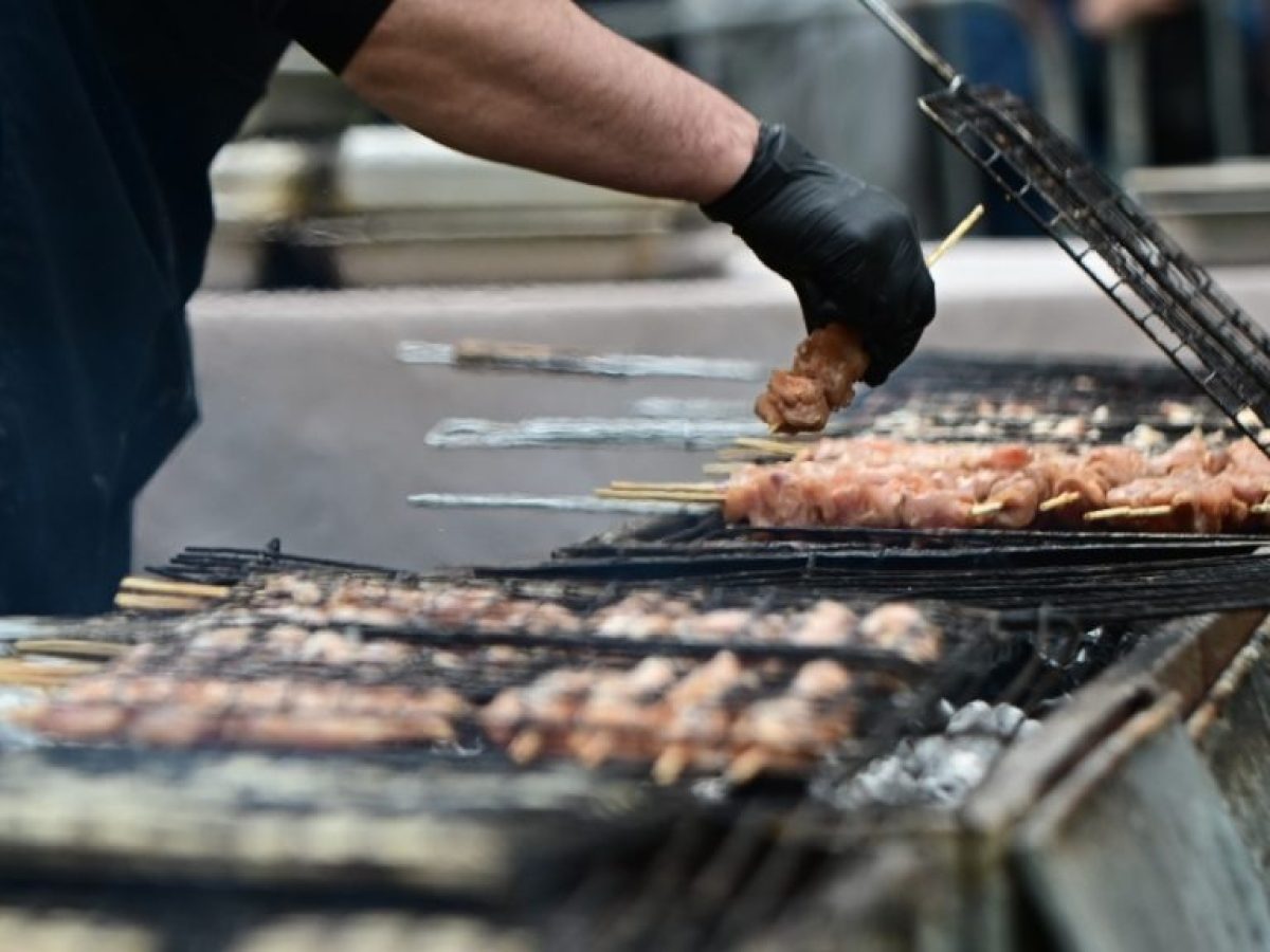 Τσικνοπέμπτη: Υγιεινά tips για να απολαύσετε τη μέρα 