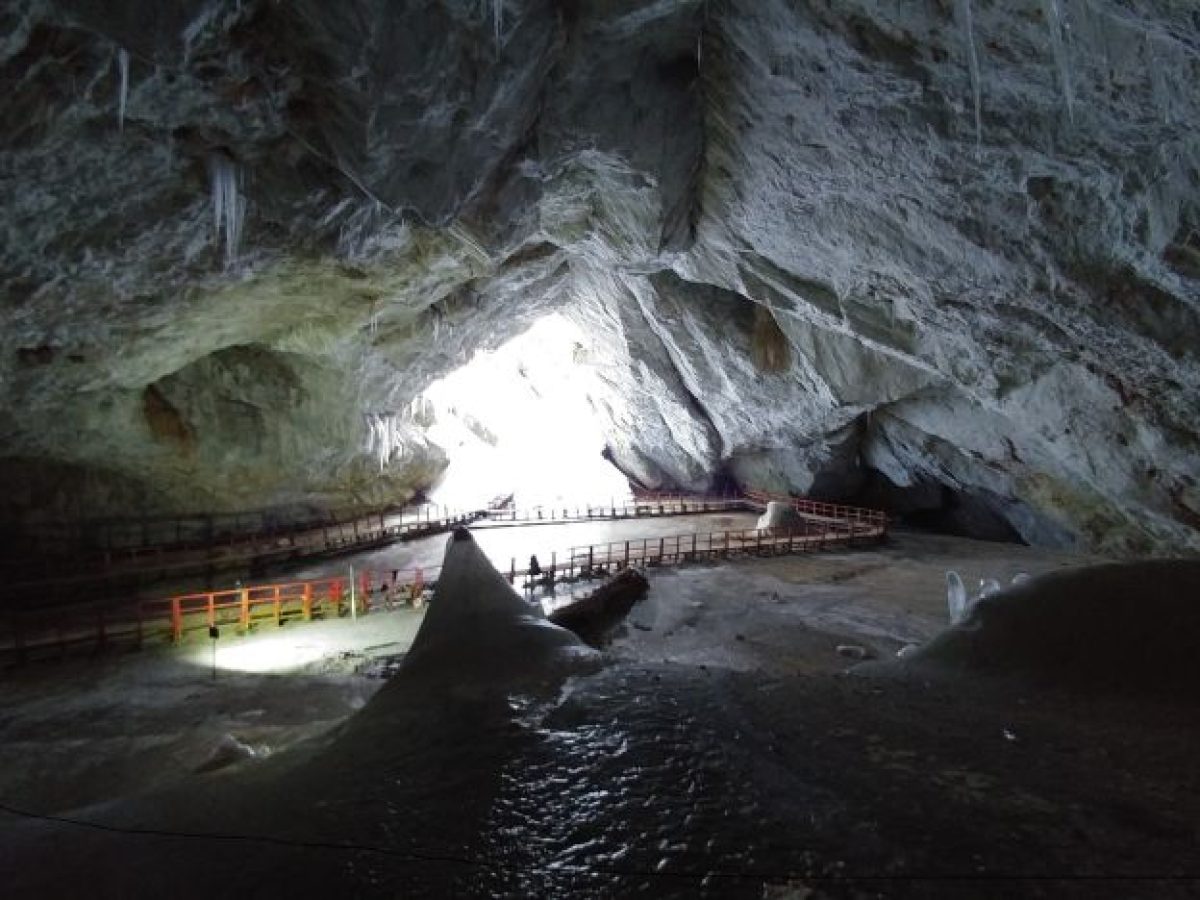 Βακτηριακό στέλεχος που βρέθηκε σε αρχαία σπηλιά πάγου, αντιστέκεται σε 10 αντιβιοτικά