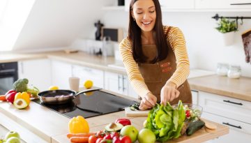 Βραδινό: Πότε είναι καλύτερα να τρώμε για βράδυ;