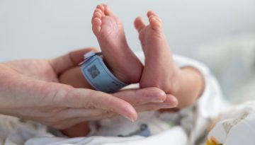 &Beta;&rho;&epsilon;&tau;&alpha;&nu;ί&alpha;: &Pi;&rho;ώ&tau;&eta; &gamma;έ&nu;&nu;&eta;&sigma;&eta; &mu;&omega;&rho;&omicron;ύ &mu;&epsilon;&tau;ά &alpha;&pi;ό &mu;&epsilon;&tau;&alpha;&mu;ό&sigma;&chi;&epsilon;&upsilon;&sigma;&eta; &mu;ή&tau;&rho;&alpha;&sigmaf; &alpha;&pi;ό &nu;&epsilon;&kappa;&rho;ή &delta;ό&tau;&rho;&iota;&alpha;